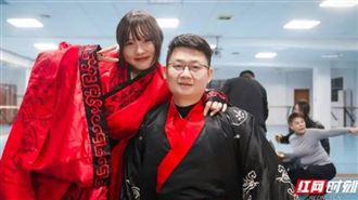 劉喜美與梁智斌在17年前的地震中結緣，如今攜手步入婚姻。（圖／翻攝自紅網）