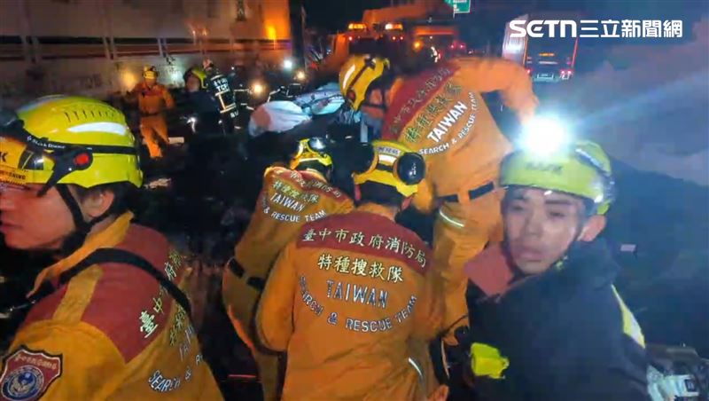 一輛黑色廂型車整個車頂幾乎被削掉，1男1女受困。（圖／翻攝畫面）
