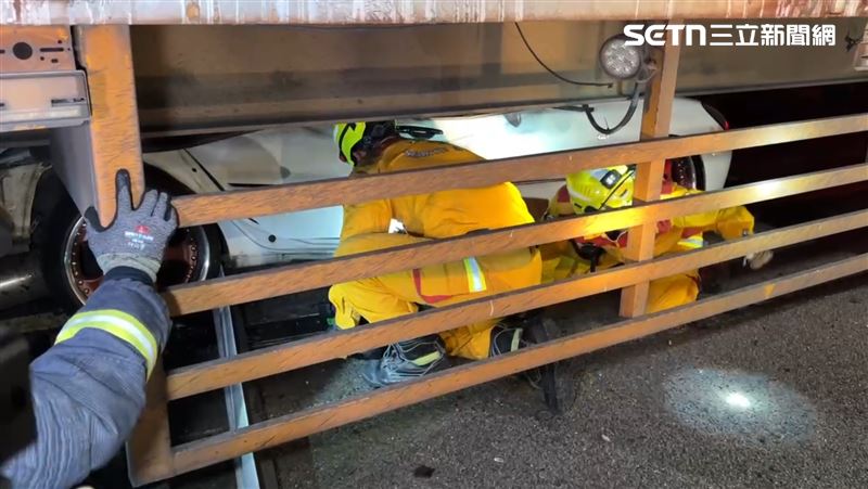 白色小轎車卡物流車地下。（圖／翻攝畫面）