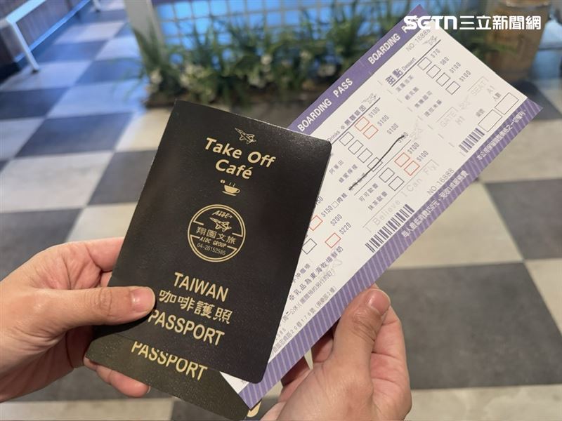 台中沙鹿藏著一座軍工轉型秘境!翔園文旅由經國號戰機顧問宿舍蛻變而成,紅瓦白牆好拍好住、園區融合文創、眷村美食與飛行主題咖啡廳。從IDF空軍精神、在地農產到一頂外套、一本咖啡護照,讓航太歷史與年輕美感共存,成為旅人打卡新熱點!咖啡廳的二樓,可以坐下來好好休息,聽店長介紹漢翔文創的優質產品。(圖/記者師瑞德攝影)