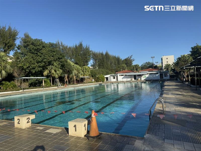 想體驗台版Top Gun？漢翔將當年IDF美籍顧問的「美軍村」變身翔園文旅！千元就能住進德州風白屋別墅，品嚐道地眷村菜與特調咖啡。還能穿飛行服耍帥、挑戰2.2米深水泳池。平日房價約兩千超親民且含早餐，高CP值帶你玩轉航太祕境。（圖／記者師瑞德攝影）
