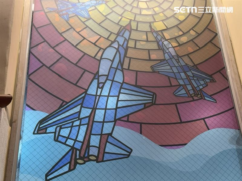 台中沙鹿藏著一座軍工轉型秘境！翔園文旅由經國號戰機顧問宿舍蛻變而成，紅瓦白牆好拍好住、園區融合文創、眷村美食與飛行主題咖啡廳。從IDF空軍精神、在地農產到一頂外套、一本咖啡護照，讓航太歷史與年輕美感共存，成為旅人打卡新熱點！園區內處處可以看到空軍、戰鬥機形象的圖騰。（圖／記者師瑞德攝影）