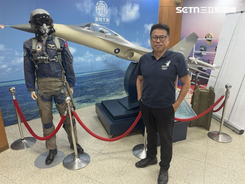 台中沙鹿藏著一座軍工轉型秘境!翔園文旅由經國號戰機顧問宿舍蛻變而成,紅瓦白牆好拍好住、園區融合文創、眷村美食與飛行主題咖啡廳。從IDF空軍精神、在地農產到一頂外套、一本咖啡護照,讓航太歷史與年輕美感共存,成為旅人打卡新熱點!圖為翔園文旅總經理吳經文。(圖/記者師瑞德攝影)