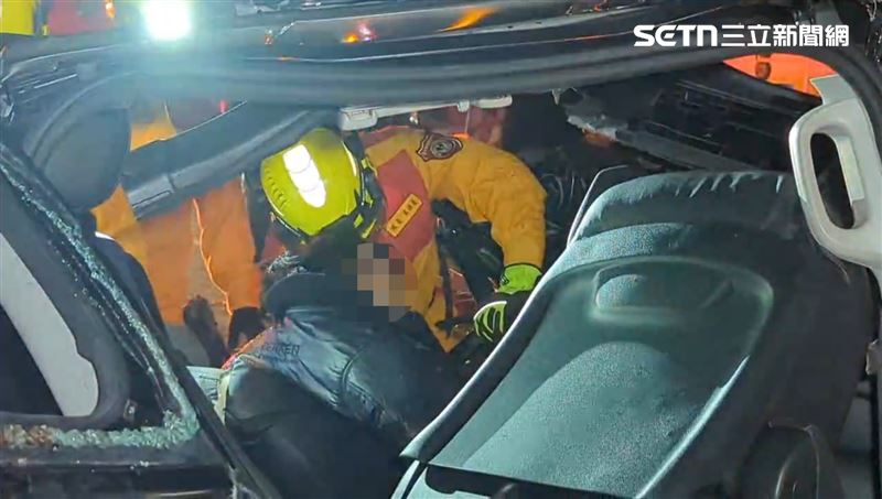 廂型車男駕駛被救出時，滿臉是血且已無意識。（圖／翻攝畫面）