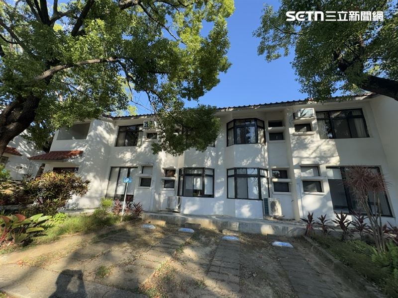 想體驗台版Top Gun？漢翔將當年IDF美籍顧問的「美軍村」變身翔園文旅！千元就能住進德州風白屋別墅，品嚐道地眷村菜與特調咖啡。還能穿飛行服耍帥、挑戰2.2米深水泳池。平日房價約兩千超親民且含早餐，高CP值帶你玩轉航太祕境。（圖／記者師瑞德攝影）