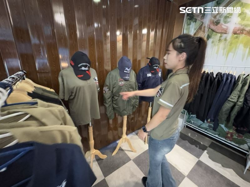 台中沙鹿藏著一座軍工轉型秘境!翔園文旅由經國號戰機顧問宿舍蛻變而成,紅瓦白牆好拍好住、園區融合文創、眷村美食與飛行主題咖啡廳。從IDF空軍精神、在地農產到一頂外套、一本咖啡護照,讓航太歷史與年輕美感共存,成為旅人打卡新熱點!咖啡廳的二樓,可以坐下來好好休息,聽店長介紹漢翔文創的優質產品。(圖/記者師瑞德攝影)