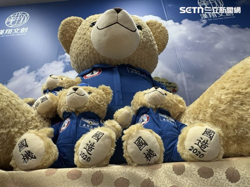 台中沙鹿有個低調秘境「翔園文旅」,前身是經國號戰機外籍顧問宿舍,紅瓦白牆別墅、帥氣飛官回憶與戰機故事全保留。如今化身好拍文旅空間,結合游泳池、咖啡館、文創選物與眷村美食,成為年輕人最愛的航太系秘境基地。(圖/記者師瑞德攝影)