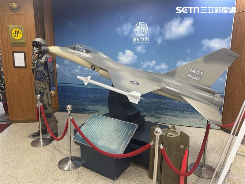 台中沙鹿藏著一座軍工轉型秘境！翔園文旅由經國號戰機顧問宿舍蛻變而成，紅瓦白牆好拍好住、園區融合文創、眷村美食與飛行主題咖啡廳。從IDF空軍精神、在地農產到一頂外套、一本咖啡護照，讓航太歷史與年輕美感共存，成為旅人打卡新熱點！翔園文旅是由多棟白色的美軍宿舍組合而成，外面有草皮大樹，顯得十分愜意。眷戀飛翔小餐館，提供眷村美食。（圖／記者師瑞德攝影）