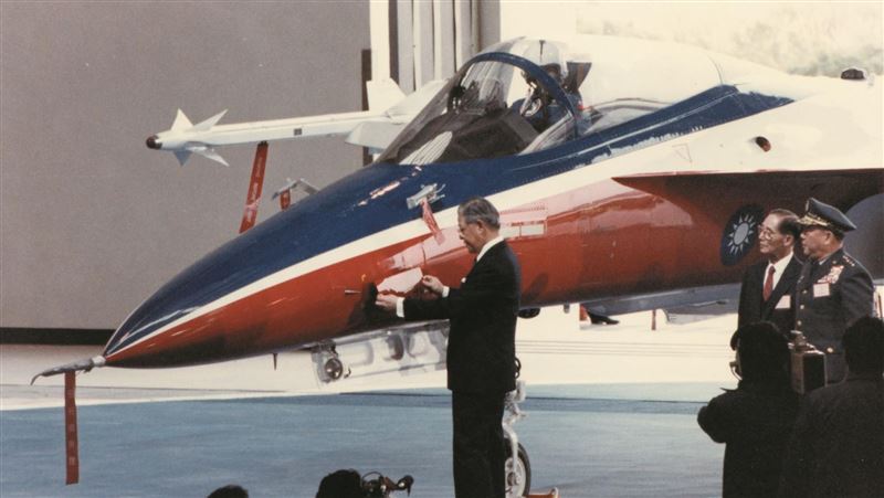 全台灣最會造飛機的漢翔,曾經因經國號戰機(IDF)砍單陷生死危機,還好靠波音、空巴轉包與MRO翻身,2024年營收逾400億元。當年為美籍顧問建的13公頃美軍村,危機後先活化,2022年推文創、2023年變身翔園文旅,把軍工故事做成可住、可逛的航太體驗。圖為前總統李登輝先生為經國號戰機命名。(圖/翻攝自漢翔臉書)