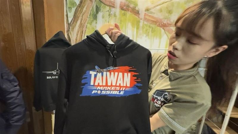 台中沙鹿有個低調秘境「翔園文旅」,前身是經國號戰機外籍顧問宿舍,紅瓦白牆別墅、帥氣飛官回憶與戰機故事全保留。如今化身好拍文旅空間,結合游泳池、咖啡館、文創選物與眷村美食,成為年輕人最愛的航太系秘境基地。(圖/記者師瑞德攝影)