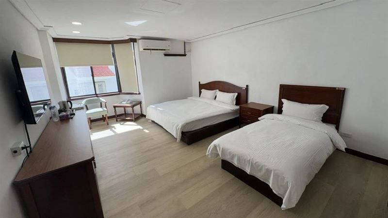 台中沙鹿藏著一座軍工轉型秘境！翔園文旅由經國號戰機顧問宿舍蛻變而成，紅瓦白牆好拍好住、園區融合文創、眷村美食與飛行主題咖啡廳。從IDF空軍精神、在地農產到一頂外套、一本咖啡護照，讓航太歷史與年輕美感共存，成為旅人打卡新熱點！翔園文旅是由多棟白色的美軍宿舍組合而成，外面有草皮大樹，顯得十分愜意。圖為翔園文旅內部，整理得十分整齊，沒有過多的裝潢，但顯得簡潔乾淨。（圖／記者師瑞德攝影）