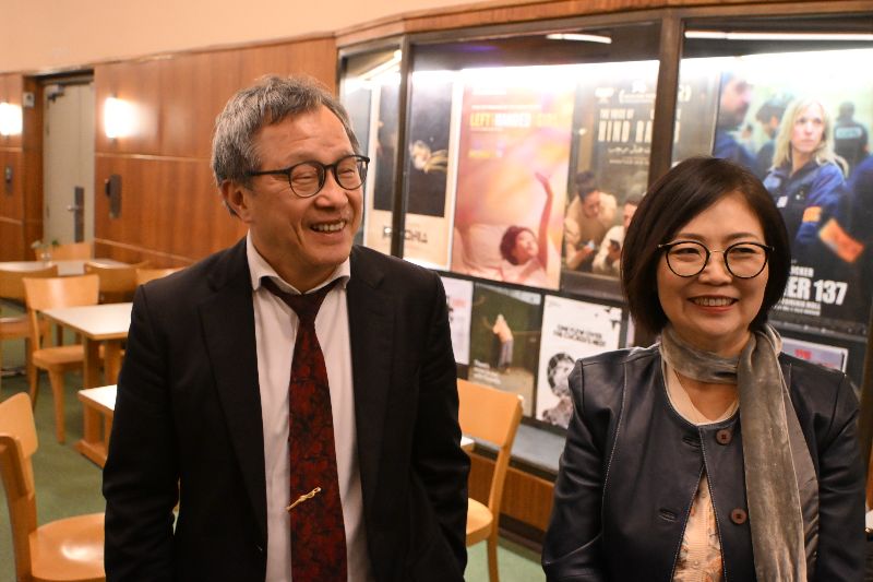 國片「左撇子女孩」3日在布魯塞爾首場放映，駐歐盟兼駐比利時代表謝志偉（左）也到場欣賞電影。（圖／中央社）