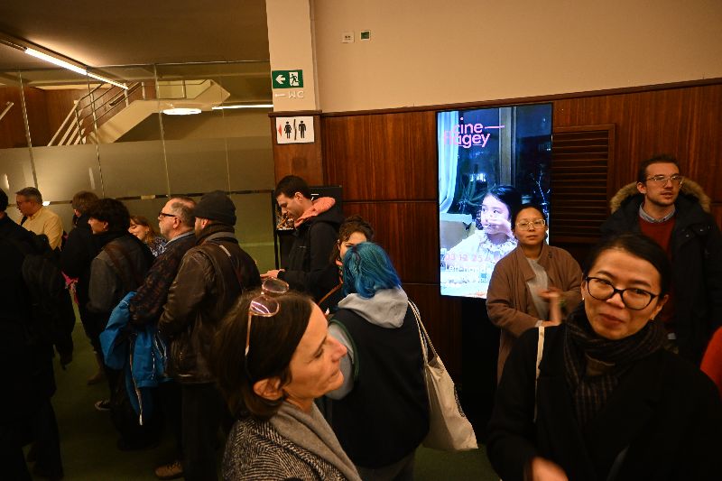 「左撇子女孩」在布魯塞爾的首映現場，吸引超過百名觀眾。（圖／中央社）