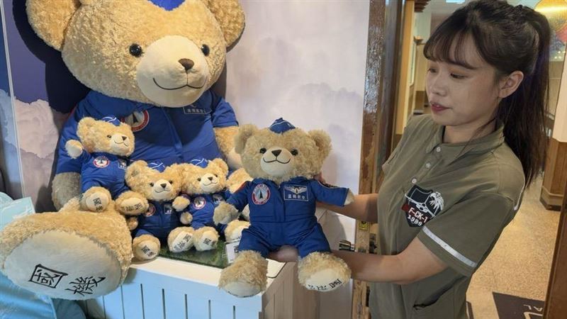 漢翔不只造戰機,更變身最硬派軍工潮牌!翔園總座吳經文揭密,當年IDF砍單危機竟逼出熱銷25年、具醫療級研發背景的「抗壓神枕」;還有腳掌繡著「國機國造」的超萌勇鷹熊家族 與精緻臂章。靠著「七分行銷」策略,曾創下一小時狂掃8萬元紀錄,成功將軍工魂變現金。(圖/記者師瑞德攝影)