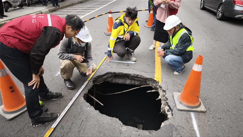 新北市新莊復興路一段附近，突然冒出巨大天坑。（圖／記者 莊淇鈞攝影）