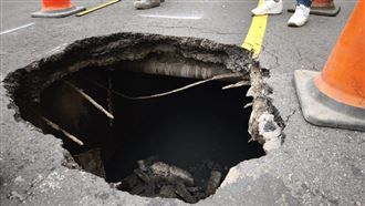 新莊冒巨大天坑！深約2公尺、路基全掏空