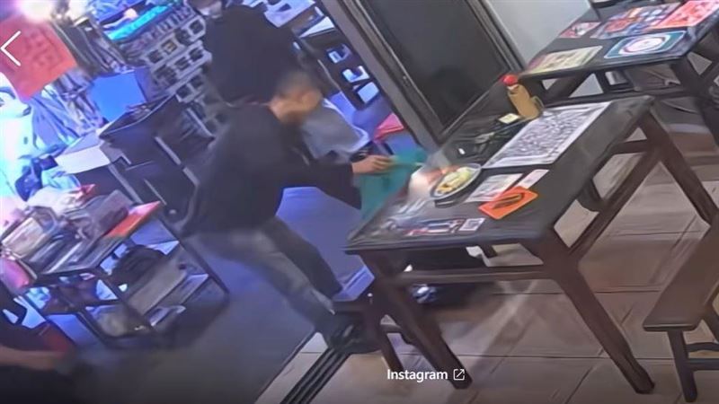 台中男吃黑輪包掉衝鋒槍…下個動作更奇了