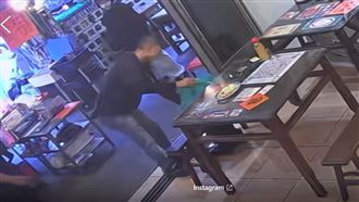 台中男吃黑輪包掉衝鋒槍…下個動作更奇了