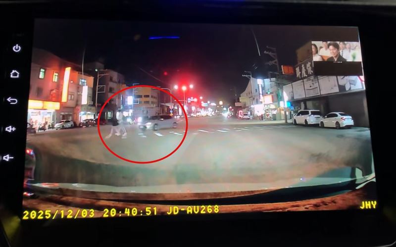 2名行人過馬路到一半，遭王姓駕駛從後方加速追撞。(圖／翻攝自清水小鎮臉書)