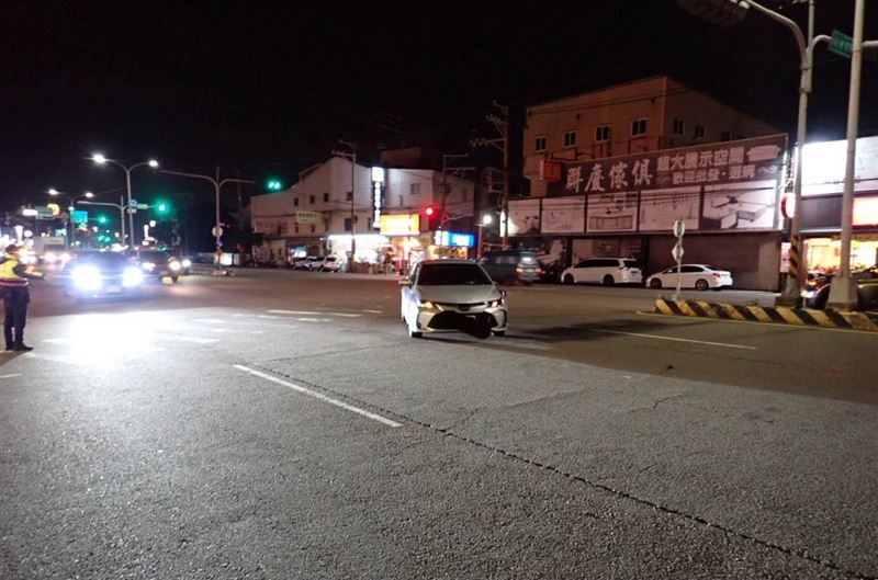 駕駛未禮讓行人從後方追撞，力道之大連後照鏡都被撞斷。(圖／翻攝畫面)