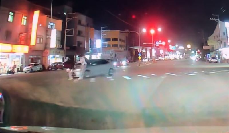 男子被撞飛一圈倒地，女子則是被撞倒在引擎蓋上，全身多處擦挫傷。(圖／翻攝自清水小鎮臉書)