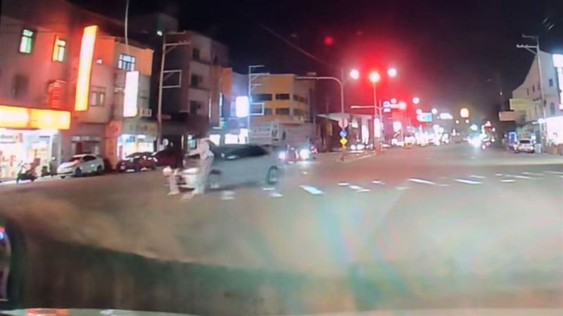 好衰!2行人斑馬線快走完 遭左轉車撞飛