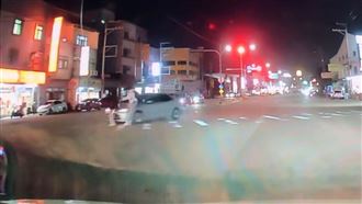 好衰！2行人斑馬線快走完　遭左轉車撞飛