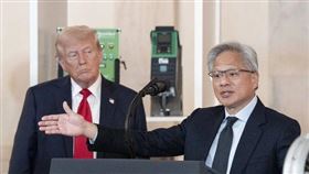 美國總統川普與輝達執行長黃仁勳。（圖／翻攝自X平台 @StockSavvyShay）