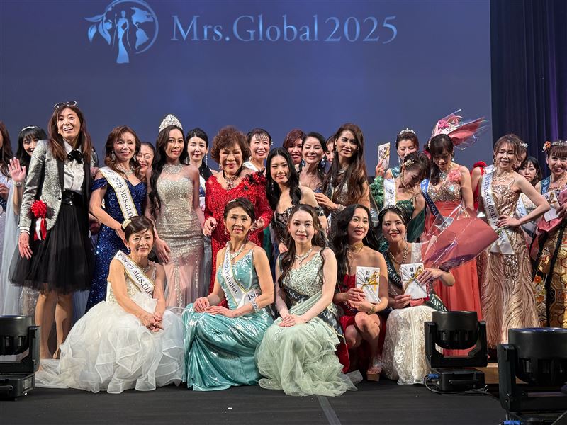 周遊與參賽美女合照。（圖／李朝永提供）