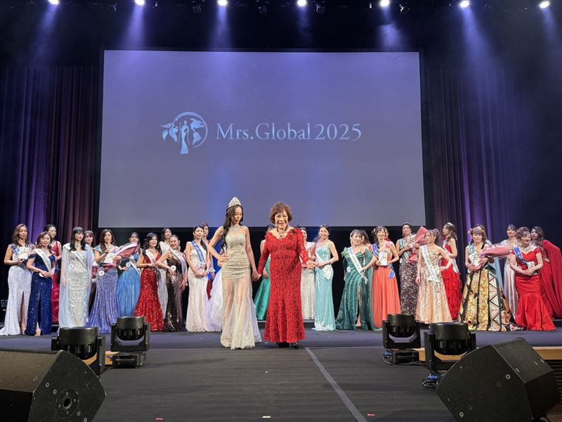 周遊與參賽美女合照。（圖／李朝永提供）