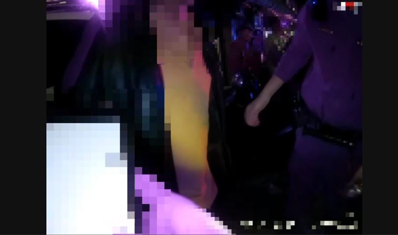 自小客車違停，警方逮捕3人持有毒品，其中包含一名通緝犯。（圖／翻攝畫面）