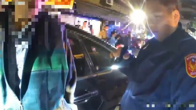 自小客車違停，警方逮捕3人持有毒品，其中包含一名通緝犯。（圖／翻攝畫面）