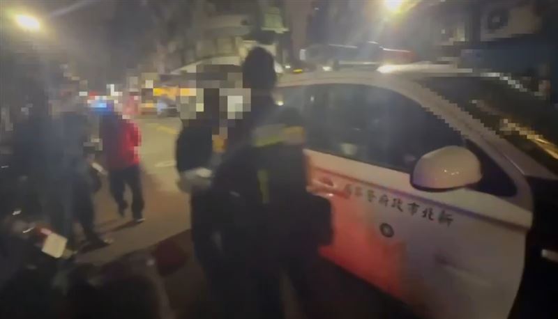 自小客車違停，警方逮捕3人持有毒品，其中包含一名通緝犯。（圖／翻攝畫面）