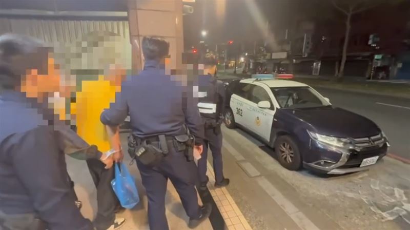 自小客車違停，警方逮捕3人持有毒品，其中包含一名通緝犯。（圖／翻攝畫面）