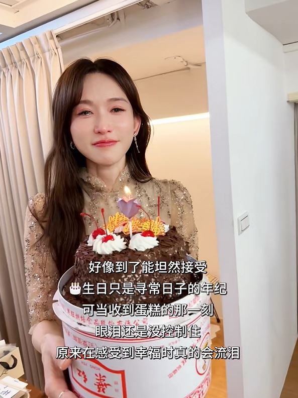 林志玲慶祝51歲生日，在收到蛋糕時感動落淚。（圖／翻攝自小紅書）