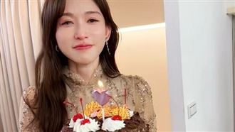 林志玲慶祝51歲生日，在收到蛋糕時感動落淚。（圖／翻攝自小紅書） 