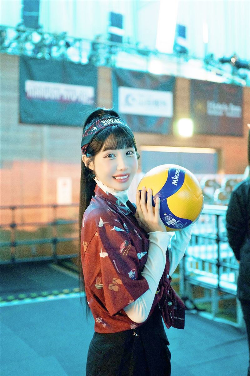 筠熹十月擔任日本職業排球開球嘉賓（圖／樂天桃猿提供）