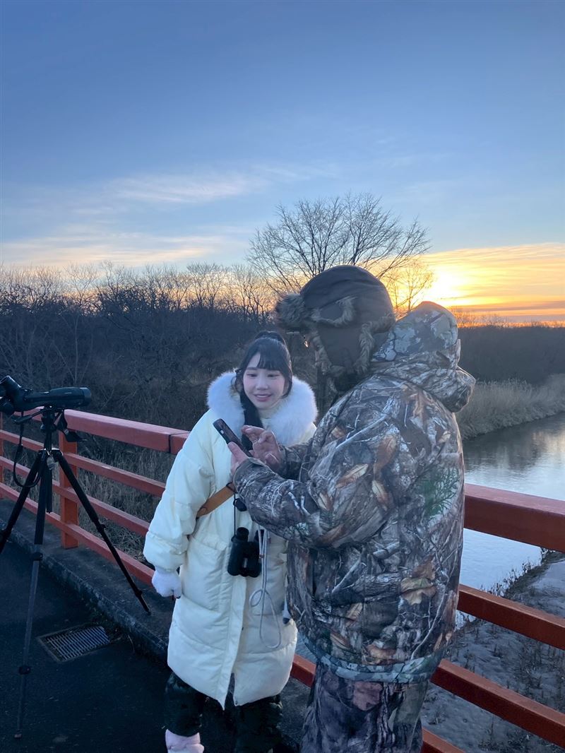 筠熹用日本導遊的望遠鏡看野生動物（圖／樂天桃猿提供）
