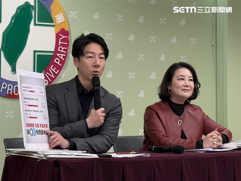 民進黨政策會執行長吳思瑤、發言人吳崢召開「公教年金改革議題民調」記者會（圖／記者劉秀敏攝影）