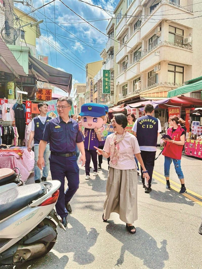 擔任臺南防詐大使後，譚艾珍帶著自身經驗談和影響力，巡迴臺南37個行政區，深入市井宣導防詐觀念。（圖／譚艾珍提供）