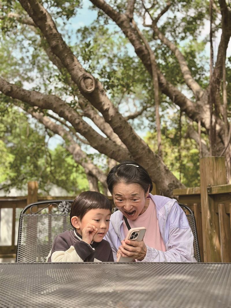 譚艾珍和女兒歐陽靖、孫子新醬移居到臺南後，時常在臉書和網友分享一家三口的安平生活日常與臺南之美。（圖／譚艾珍提供）