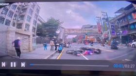 新北,中和,積穗國小,車禍,違規,跨越雙黃線,機車。（圖／翻攝畫面）