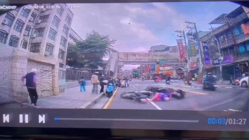 新北中和積穗國小前，發生一起嚴重車禍。（圖／翻攝畫面）