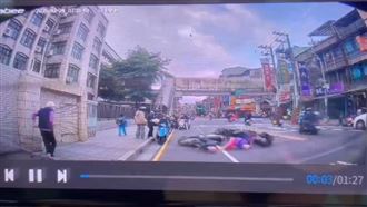 中和積穗國小前車禍！家長載孩子瞬間噴飛