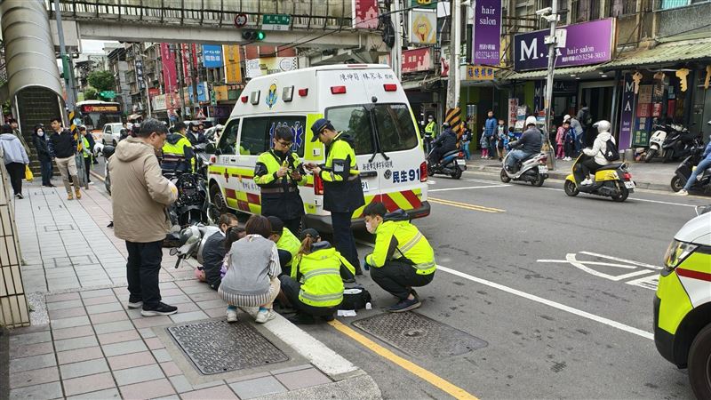 新北中和積穗國小前，發生一起嚴重車禍。（圖／翻攝畫面）