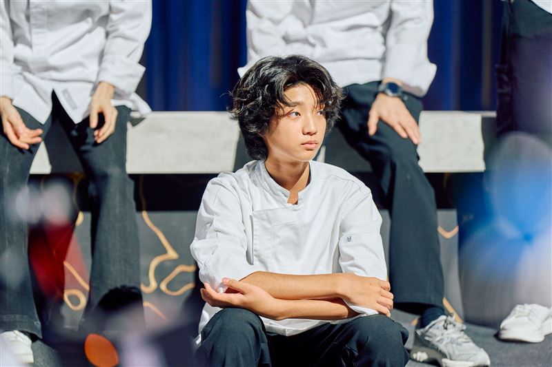 年僅16歲的明星廚助白潤音站上《星廚之戰》的廚房戰場。（圖／三立提供）