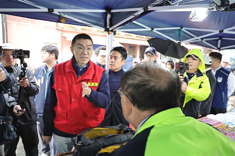 市長謝國樑偕同立委林沛祥、自來水公司總經理李丁來前往碇內福安宮前成立前進指揮所並會勘。（圖／翻攝自基隆市政府）