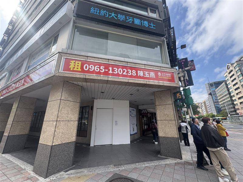 瑞幸咖啡疑似在南京龍江籌備第二店，外牆以塑膠布遮掩，經濟部表示將依法審查資金來源與中資關聯。經濟部長強調，若瑞幸未經核准設立或以人頭規避審查，將依《陸資條例》開罰撤照。（圖／記者師瑞德攝影）