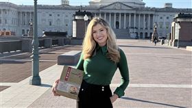 美國媒體「戰情室」節目共同主持人暨駐白宮特派員溫特斯貼出與台灣鳳梨酥的合照。（圖／翻攝自X平台 @nataliegwinters）