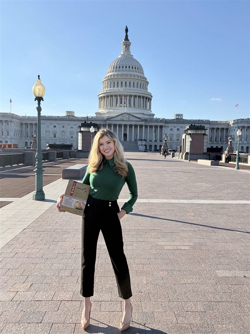 美國媒體「戰情室」節目共同主持人暨駐白宮特派員溫特斯貼出與台灣鳳梨酥的合照。（圖／翻攝自X平台 @nataliegwinters）